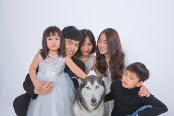 Concept chụp ảnh gia đình cùng thú cưng 