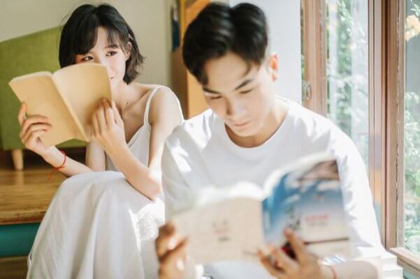 Concept chụp ảnh couple cùng nhau đọc sách 